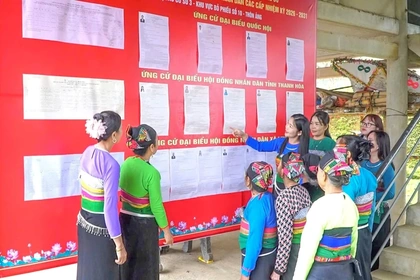 Cử tri miền núi tích cực tìm hiểu thông tin ứng cử viên